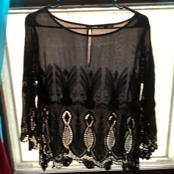 Gorgeous blouse boat neckline, embroidered with lace Banana Republic small NWOT - Picture 1 of 16